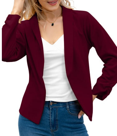 Giacca blazer donna bordeaux, elegante e casual, abbinata a top bianco e jeans. Moda femminile autunno, abbigliamento versatile e chic.