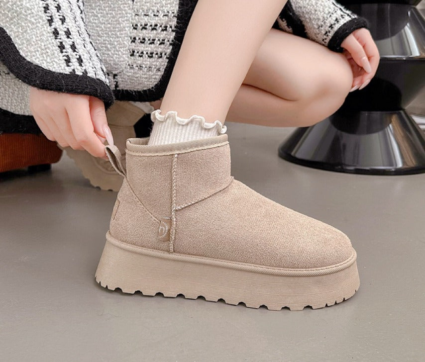 Stivaletti beige invernali da donna, suola spessa antiscivolo, design moderno, perfetti per look casual e caldi. Ideali per moda autunno-inverno.