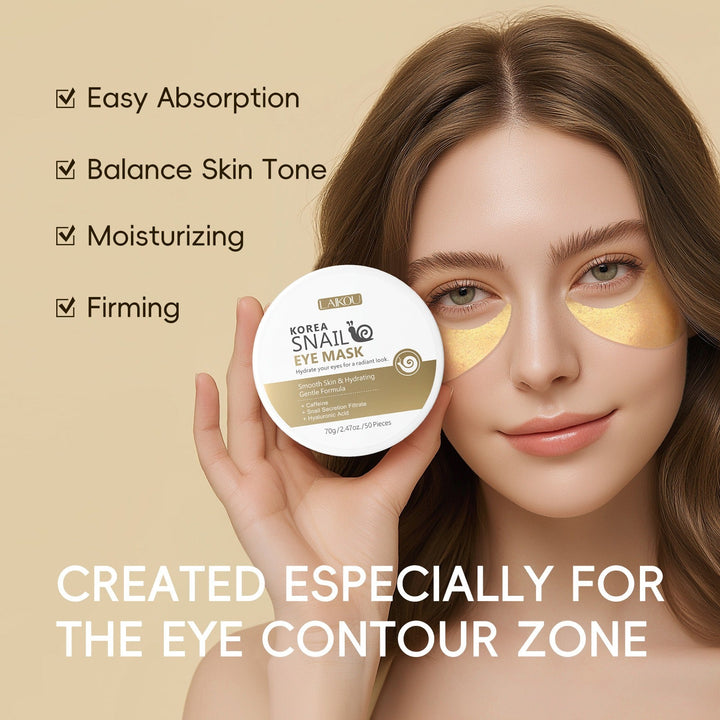 Donna con maschera occhi dorata, tenendo maschera viso coreana a base di bava di lumaca. Benefici: assorbimento facile, tono uniforme, idratazione, rassodante.