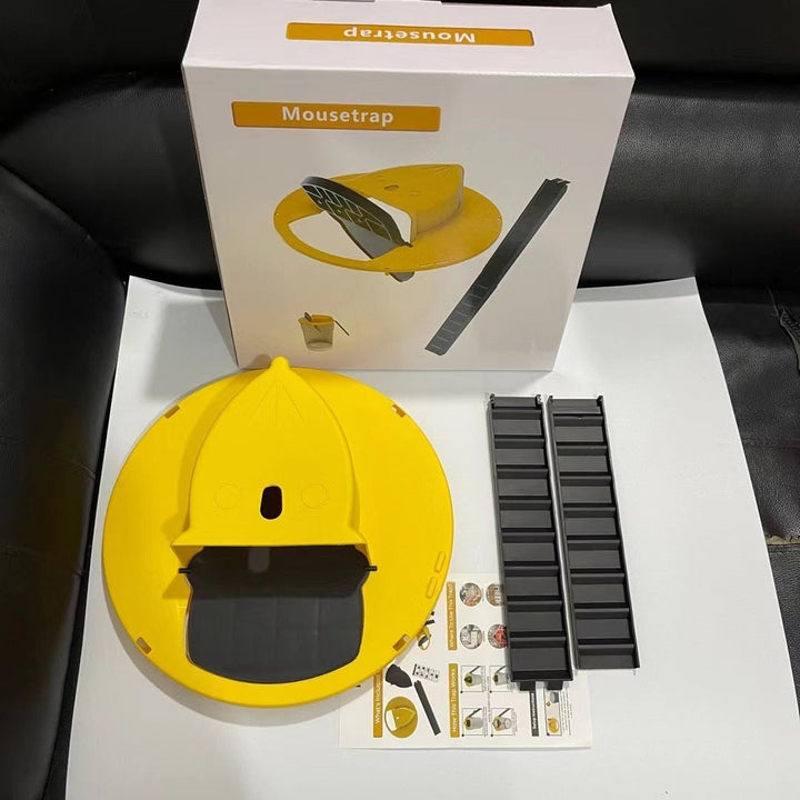 Trappola per topi gialla con scatola, scala nera e istruzioni. Design innovativo per cattura efficace. Accessorio per controllo roditori.