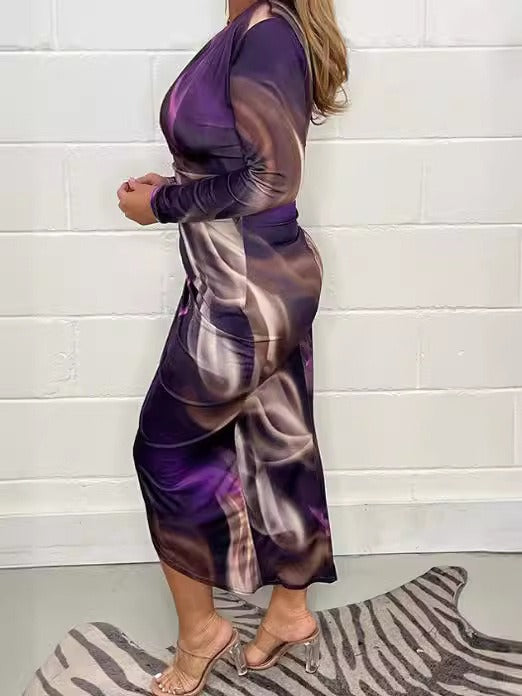 Abito lungo aderente viola con motivi astratti, indossato da una donna su tappeto zebrato. Moda elegante, abbigliamento femminile, tendenze 2023.