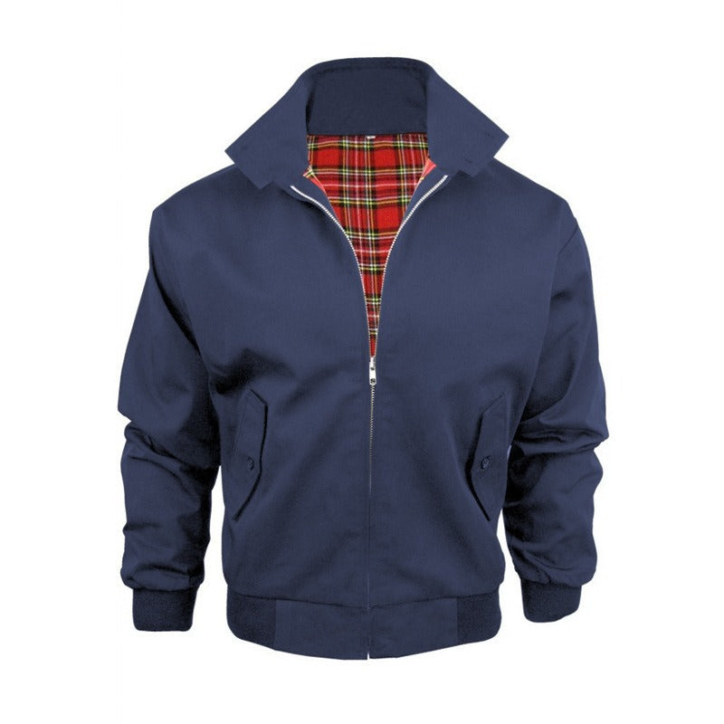 Giacca Harrington blu con fodera a quadri rossi, chiusura a zip, colletto classico e polsini elasticizzati. Moda uomo casual elegante.