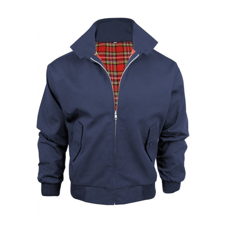 Giacca Harrington blu con fodera a quadri rossi, chiusura a zip, colletto classico e polsini elasticizzati. Moda uomo casual elegante.