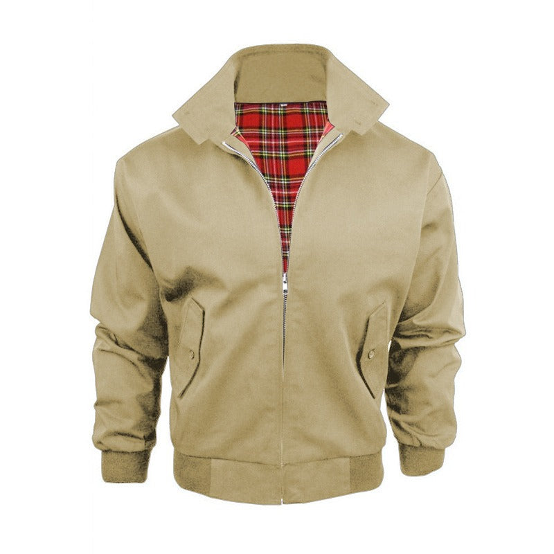 Giacca Harrington beige con fodera a quadri rossi, chiusura zip, tasche frontali. Moda uomo, stile casual, abbigliamento autunnale.