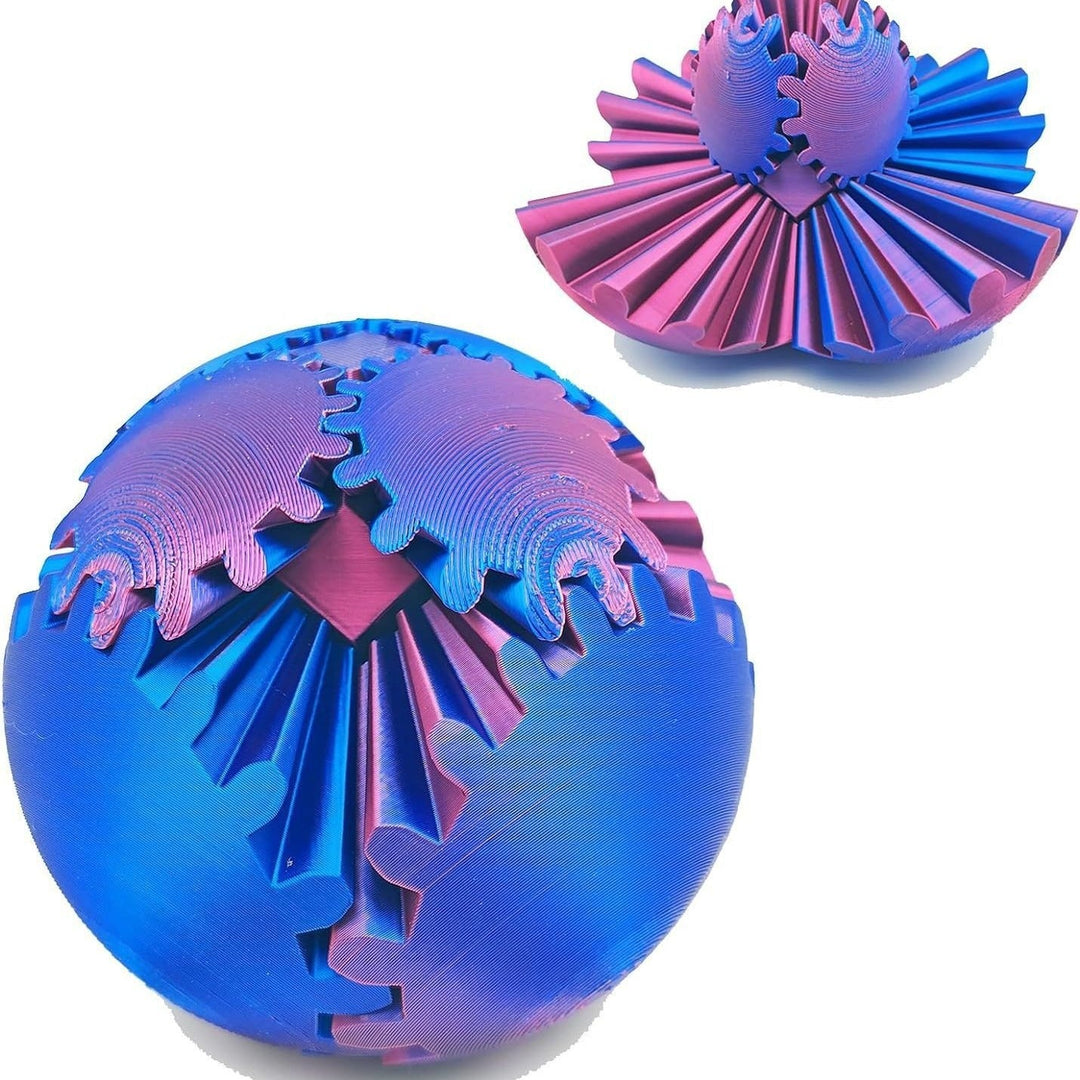 Giocattolo trasformabile 3D in plastica blu e rosa, forma sferica e aperta, design ingranaggi, innovativo e interattivo, ideale per bambini e collezionisti.