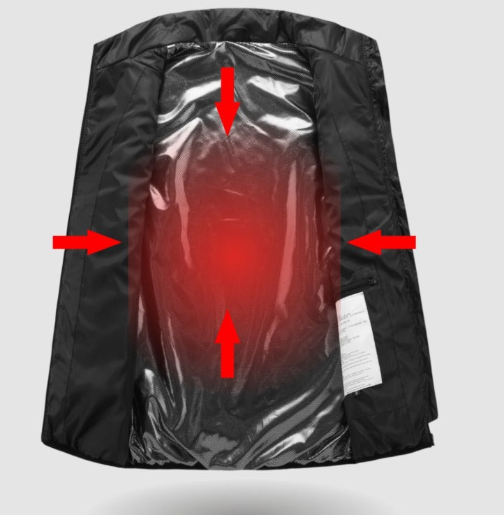 Giacca riscaldata nera con sistema di riscaldamento interno visibile, frecce rosse indicano il calore. Tecnologia abbigliamento invernale.