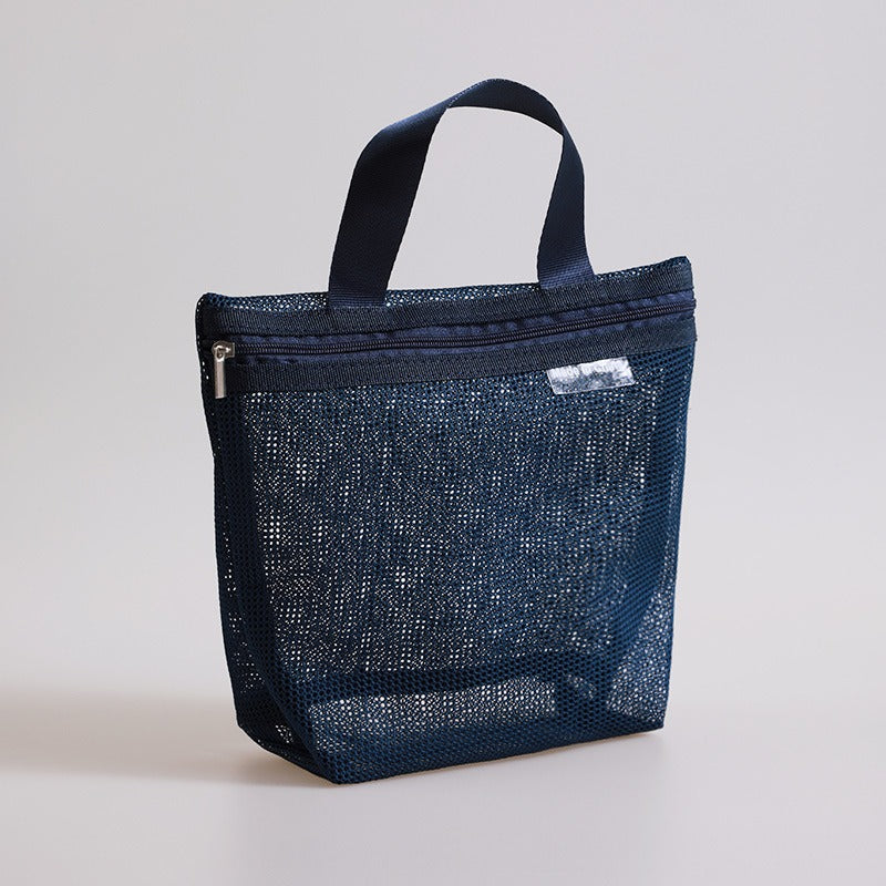 Borsa a rete blu con manici, chiusura a zip, design moderno. Ideale per shopping, spiaggia, moda sostenibile. Accessorio versatile ed elegante.