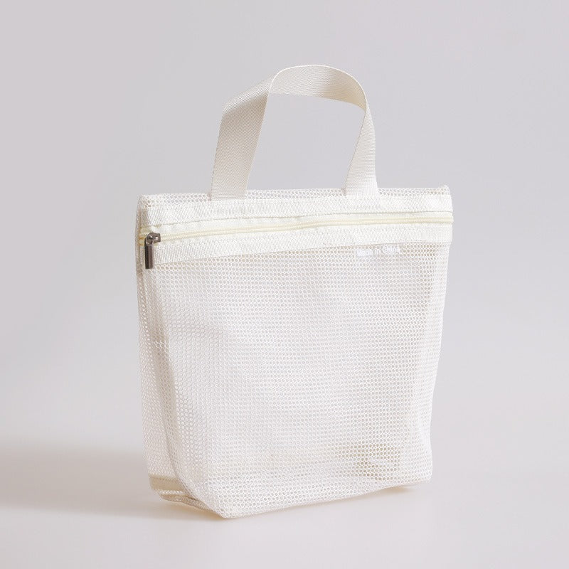 Borsa a rete bianca con cerniera e manico, design minimalista, ideale per shopping e viaggi. Accessorio moda pratico ed elegante.