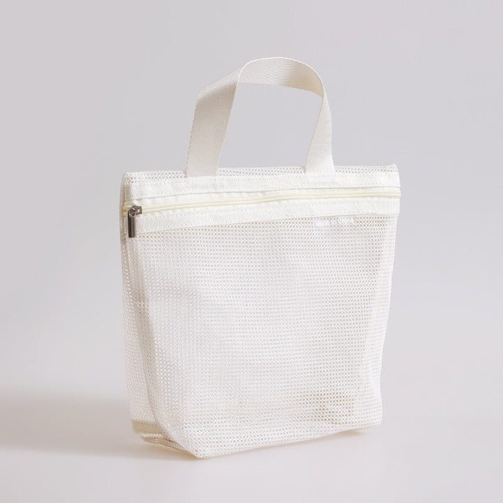 Borsa a rete bianca con cerniera e manico, design minimalista, ideale per shopping e viaggi. Accessorio moda pratico ed elegante.