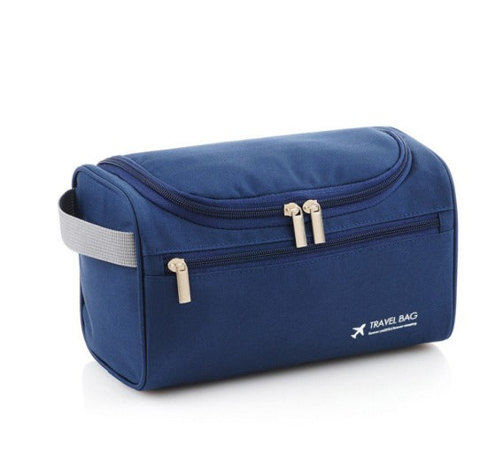 Borsa da viaggio blu con cerniere doppie, manico laterale grigio, ideale per organizzare accessori da viaggio. Design compatto e funzionale.
