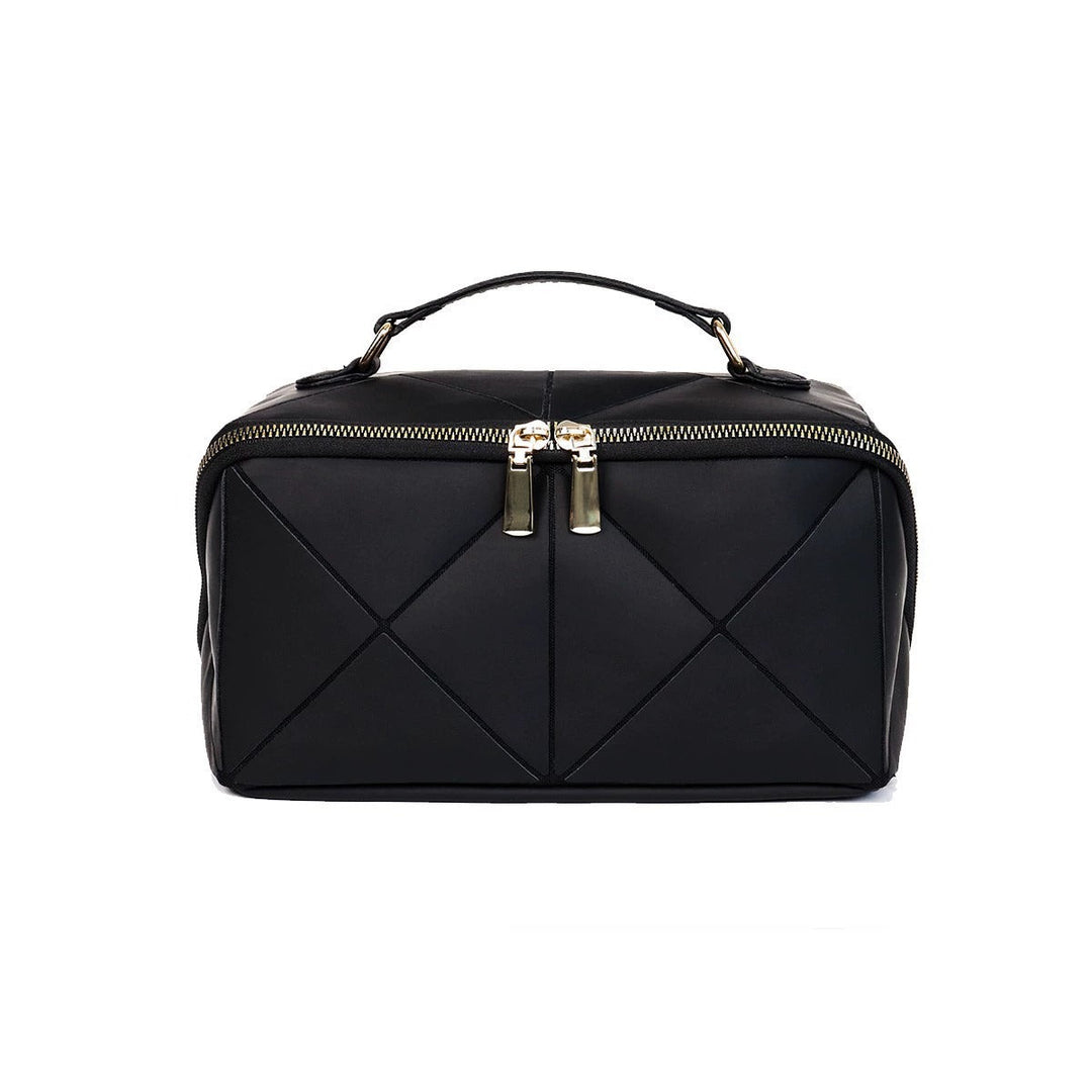 Borsa da viaggio nera in pelle trapuntata con manico superiore e doppia cerniera dorata. Design elegante e moderno, ideale per viaggi e accessori.