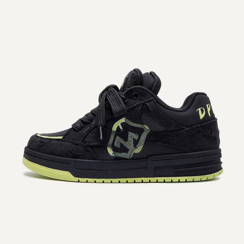 Scarpa da ginnastica nera con suola verde, logo laterale e dettagli ricamati. Design moderno, ideale per streetwear e moda urbana.