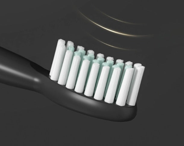 Spazzolino da denti nero con setole bianche su sfondo grigio scuro. Design moderno, igiene orale, cura dentale quotidiana.