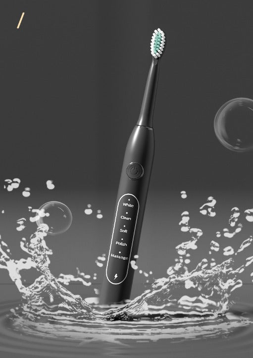 Spazzolino elettrico nero in azione con schizzi d'acqua, modalità multiple visibili. Design moderno, igiene orale avanzata, cura dentale efficace.