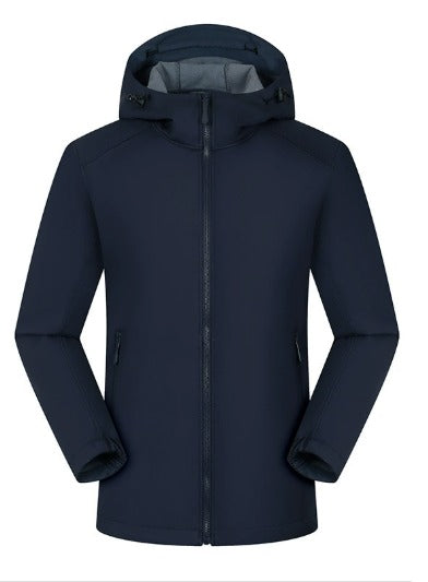 Giacca impermeabile blu scuro con cappuccio, zip frontale e tasche laterali. Abbigliamento outdoor, antivento, ideale per escursioni e trekking.