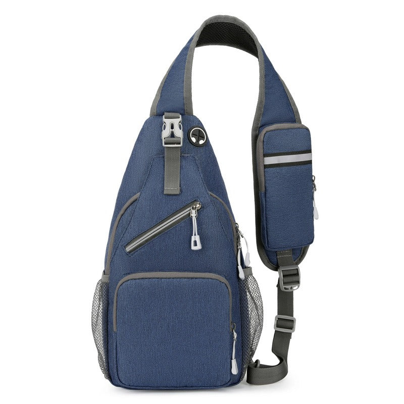 Zaino monospalla blu con tasche multiple, cerniere argentate e porta USB. Design moderno e pratico per viaggi e attività all'aperto.