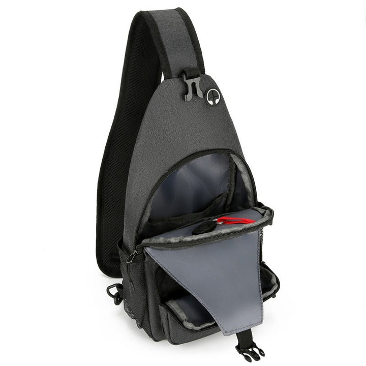 Zaino monospalla nero aperto, con scomparti multipli e tasca frontale, ideale per viaggi e attività all'aperto. Design compatto e funzionale.