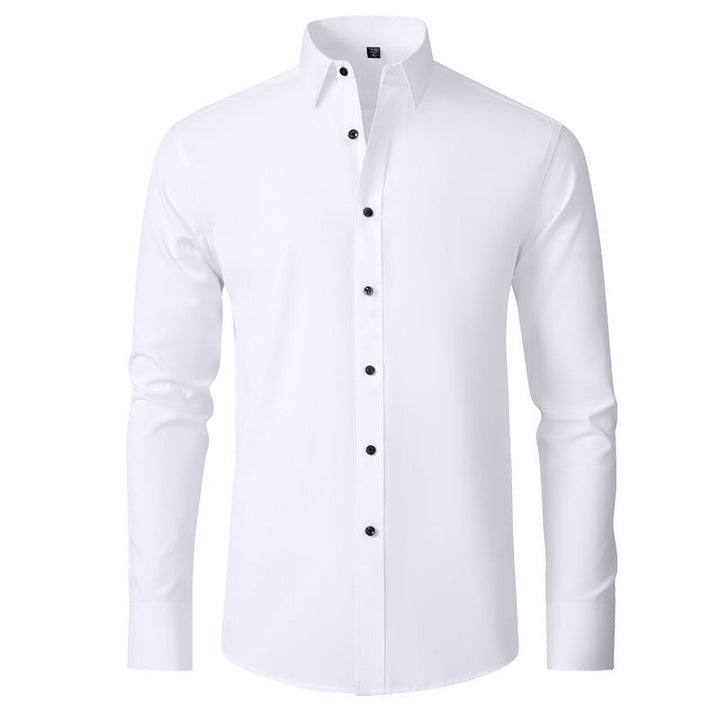 Camicia bianca elegante da uomo a maniche lunghe, bottoni neri, colletto classico. Ideale per abbigliamento formale e business casual.