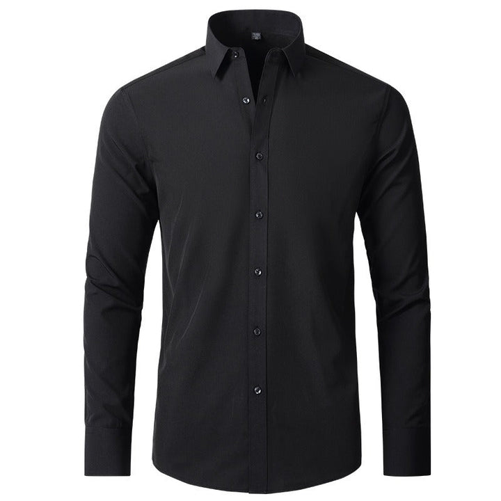 Camicia nera elegante da uomo a maniche lunghe, colletto classico, bottoni frontali. Moda maschile, abbigliamento formale, stile moderno.