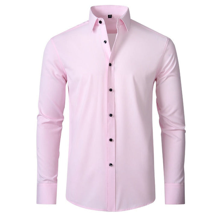 Camicia elegante da uomo rosa chiaro, maniche lunghe, bottoni neri, colletto classico. Moda maschile, abbigliamento formale, stile moderno.