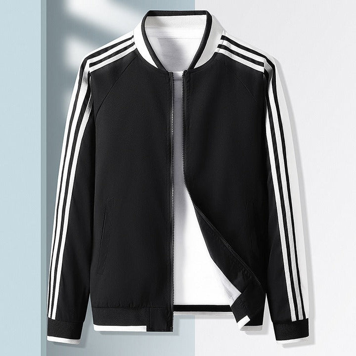 Giacca sportiva nera con strisce bianche, stile casual, chiusura a zip, ideale per moda streetwear e abbigliamento sportivo.