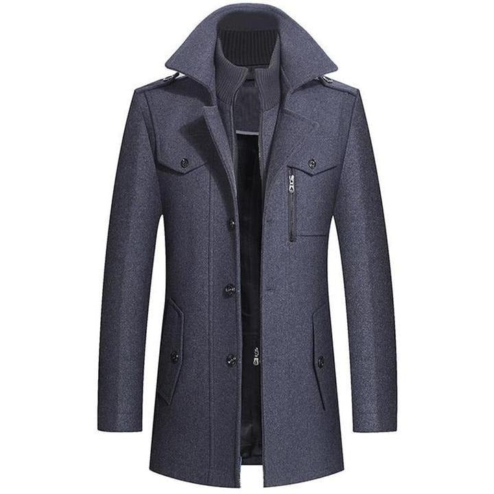 Cappotto invernale uomo grigio scuro, elegante e moderno, con colletto alto, tasche frontali e chiusura a bottoni. Ideale per moda maschile.