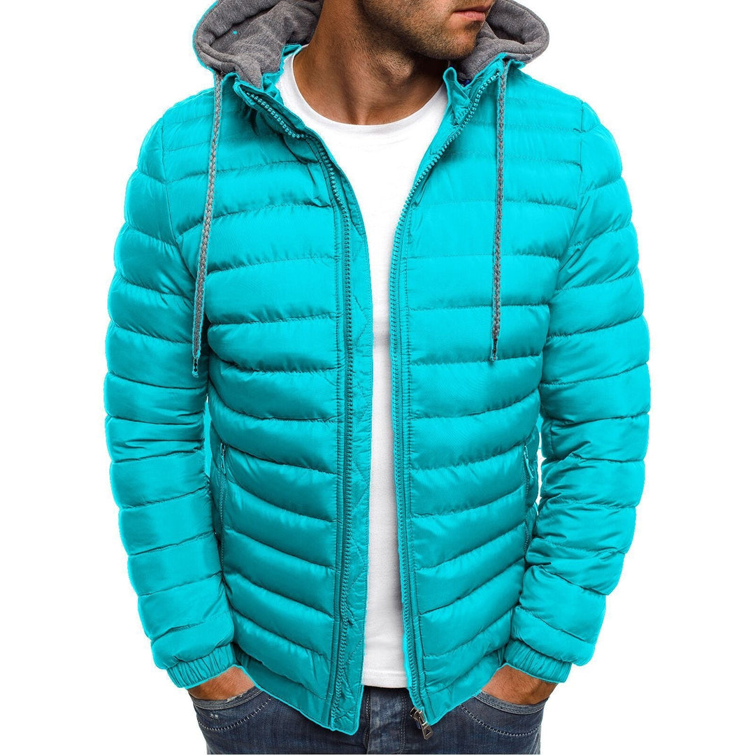 Giacca invernale uomo turchese, imbottita, con cappuccio grigio, zip frontale, stile casual. Perfetta per moda autunno-inverno.