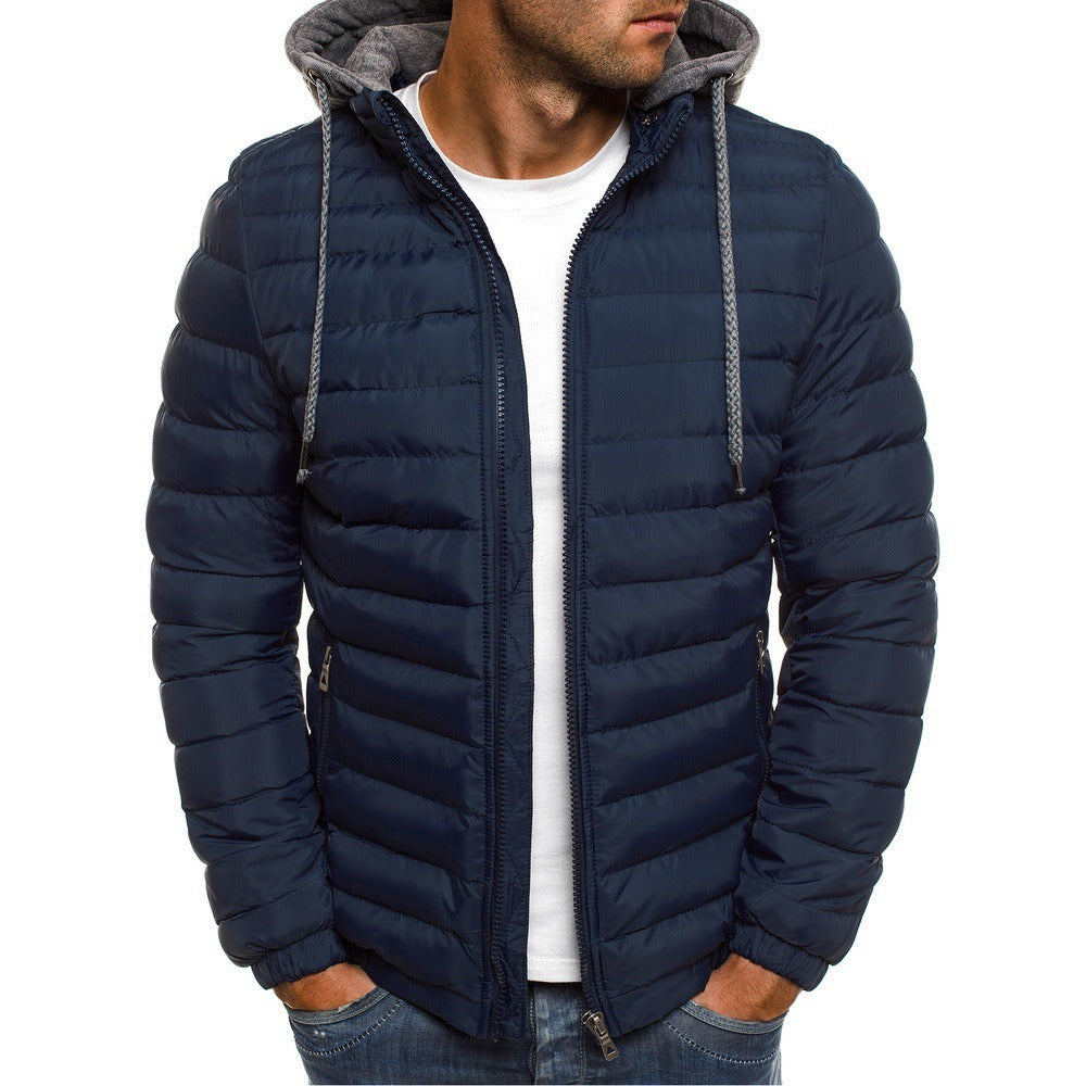 Giacca invernale uomo blu scuro con cappuccio, imbottita e trapuntata, chiusura zip, stile casual, ideale per moda autunno inverno.