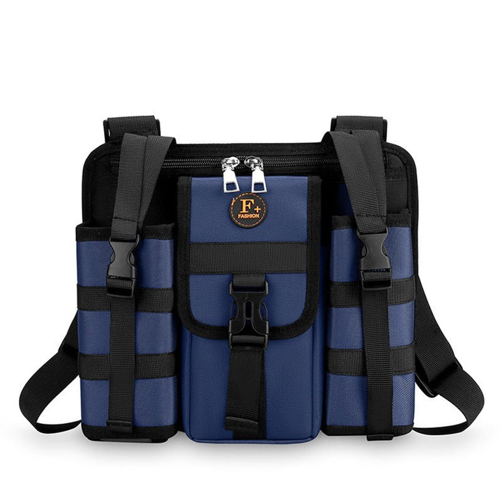 Zaino tattico blu e nero con tasche multiple, cerniere robuste e fibbie regolabili. Ideale per escursioni, campeggio e attività outdoor.