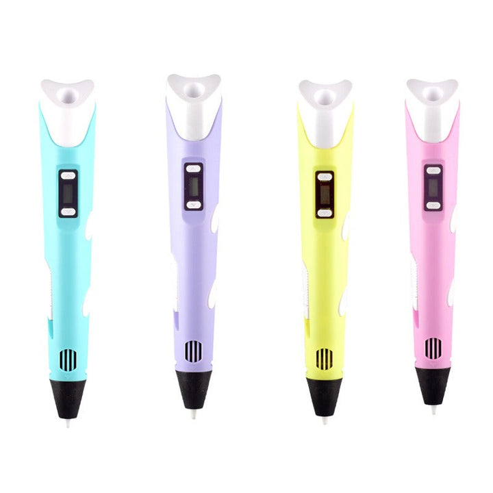 Quattro penne 3D colorate (azzurra, viola, gialla, rosa) su sfondo bianco, ideali per disegno creativo e stampa tridimensionale.