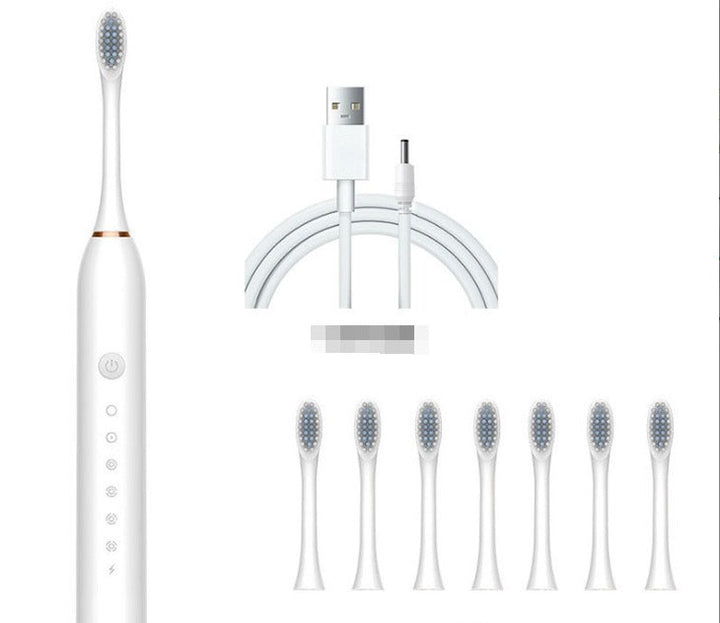 Spazzolino elettrico bianco con testine di ricambio, cavo USB per ricarica. Design moderno, set completo per igiene orale avanzata.