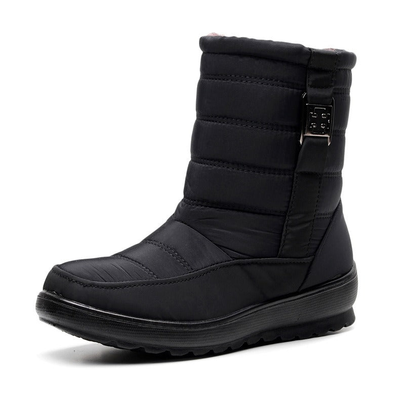 Stivale invernale nero da donna, imbottito e impermeabile, con suola antiscivolo e fibbia decorativa. Ideale per neve e freddo.