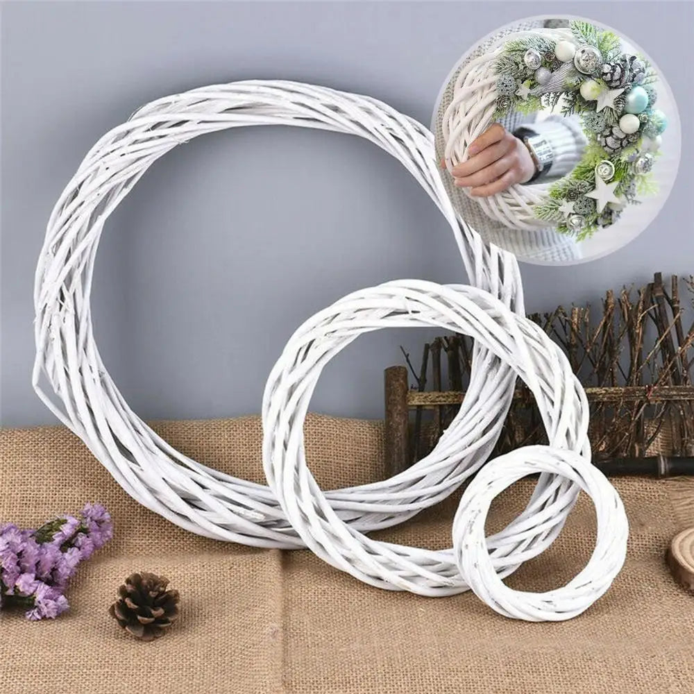 White Wonder | Ghirlanda di rattan fatta a mano per decorare la porta di Natale 1