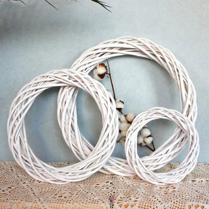 White Wonder | Ghirlanda di rattan fatta a mano per decorare la porta di Natale 2