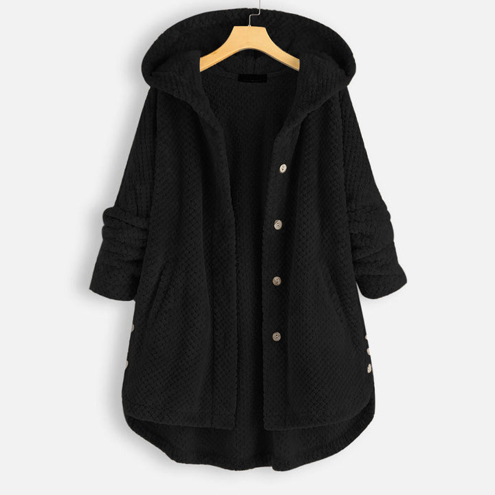 Giacca donna nera con cappuccio, bottoni frontali, tessuto trapuntato, maniche lunghe, design casual. Ideale per moda autunno-inverno.