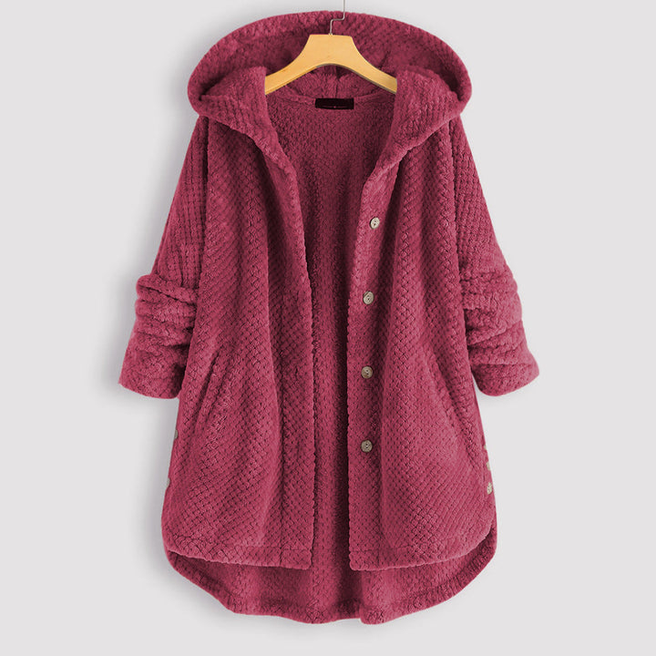 Cappotto donna invernale con cappuccio, colore bordeaux, tessuto morbido e trapuntato, chiusura a bottoni, maniche lunghe, stile casual elegante.