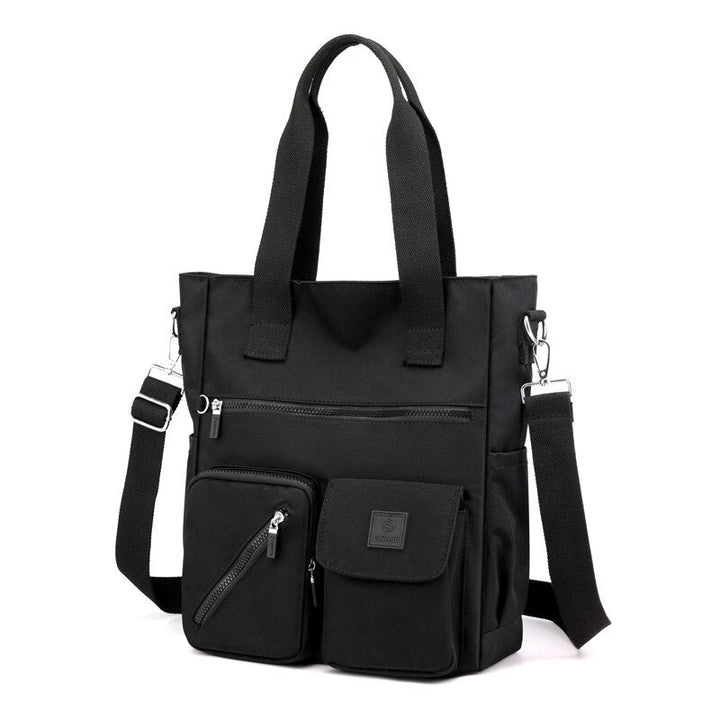 Borsa a tracolla nera in nylon impermeabile, con tasche multiple e manici resistenti. Design elegante e funzionale per uomo e donna.