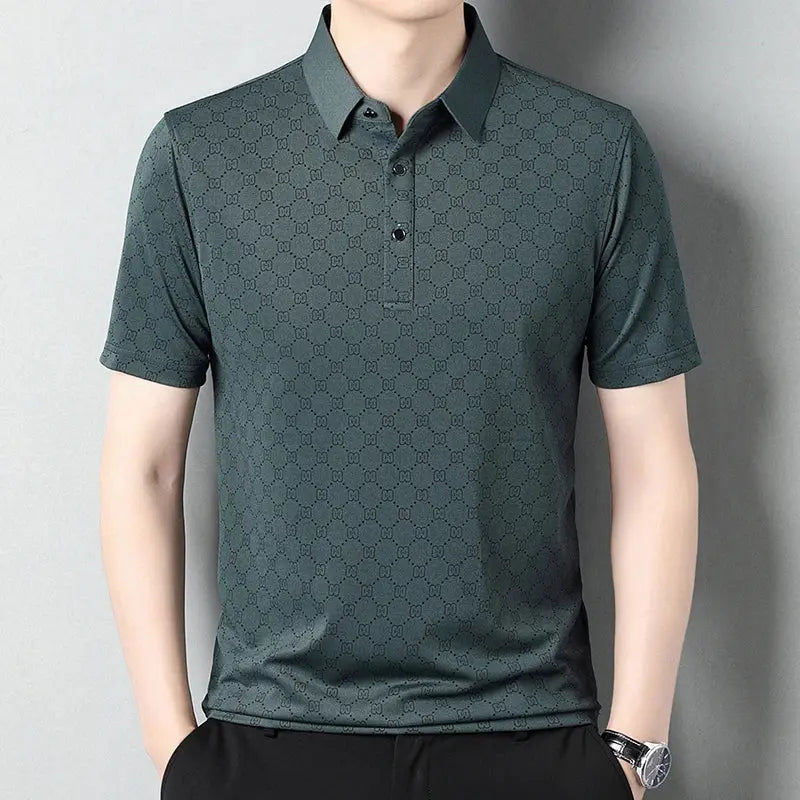 Maglietta polo verde scuro da uomo con motivo geometrico, maniche corte e colletto classico. Elegante e casual, ideale per moda maschile.