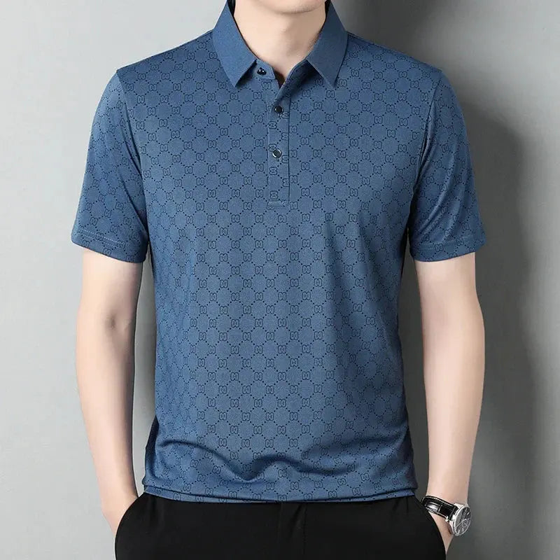 Maglietta polo uomo blu con motivo geometrico, maniche corte, colletto classico, abbigliamento casual elegante, moda maschile estiva.