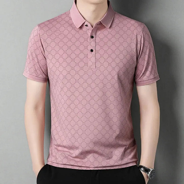 Maglietta polo rosa da uomo con motivo geometrico, maniche corte, colletto classico e bottoni, ideale per look casual ed eleganti.
