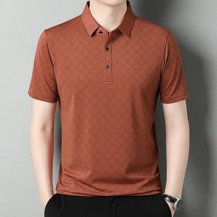 Maglietta polo uomo marrone, design elegante, tessuto a motivo geometrico, maniche corte, ideale per moda casual e abbigliamento estivo.