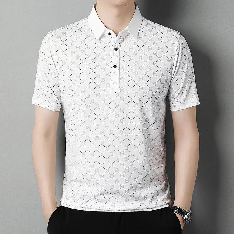 Maglietta polo uomo bianca a maniche corte, motivo geometrico, colletto classico, bottoni neri, stile casual elegante, perfetta per l'estate.