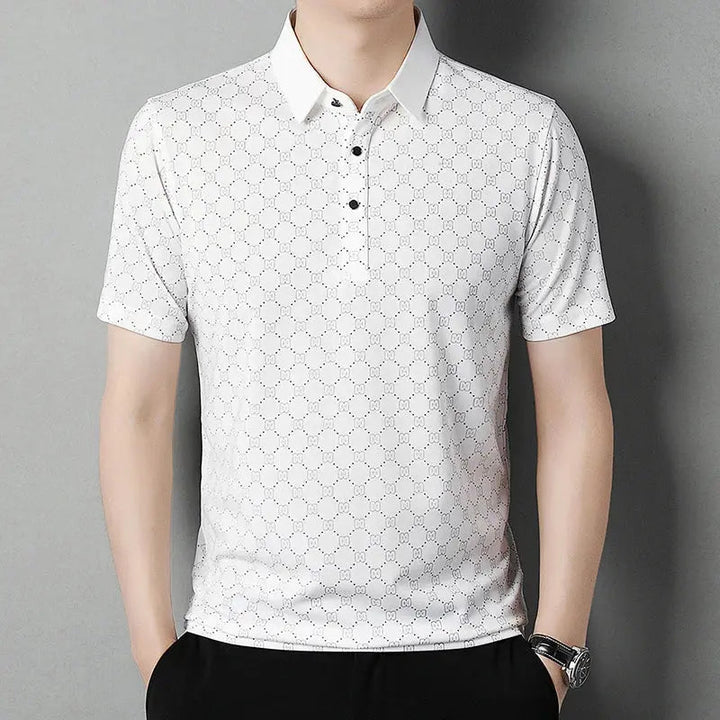 Maglietta polo uomo bianca a maniche corte, motivo geometrico, colletto classico, bottoni neri, stile casual elegante, perfetta per l'estate.