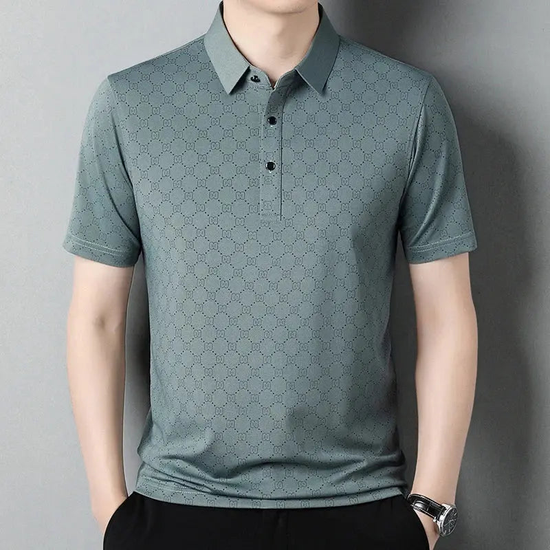 Maglietta polo uomo grigia, design elegante, maniche corte, colletto classico, tessuto a motivo geometrico, ideale per look casual e formali.