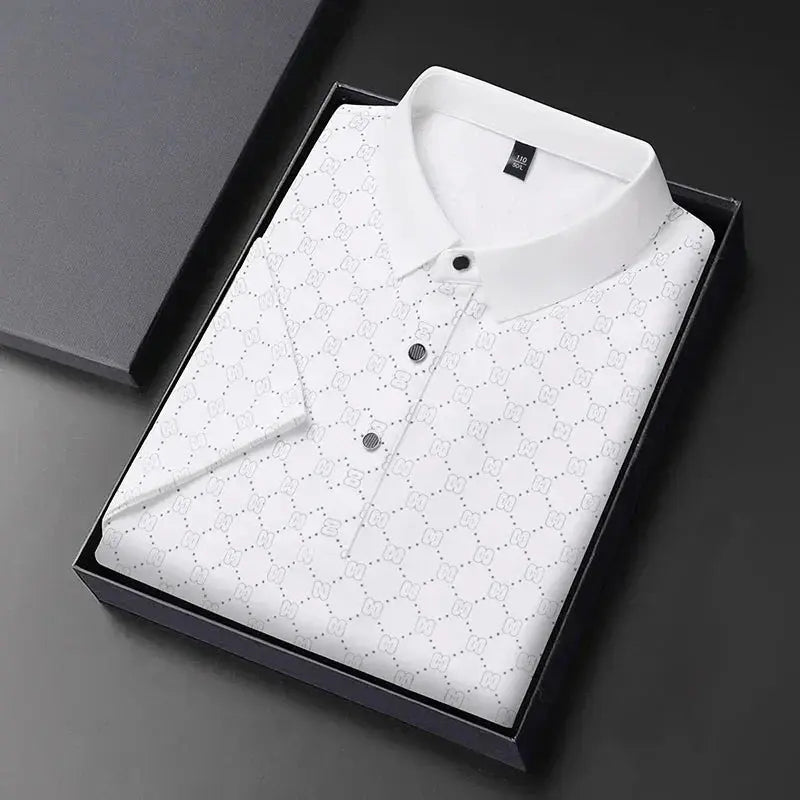 Camicia polo bianca da uomo in cotone, confezionata in elegante scatola nera. Design a motivo geometrico, ideale per moda casual e formale.