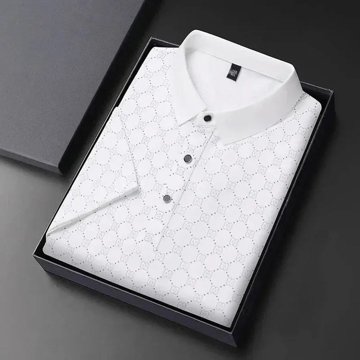 Camicia polo bianca da uomo in cotone, confezionata in elegante scatola nera. Design a motivo geometrico, ideale per moda casual e formale.