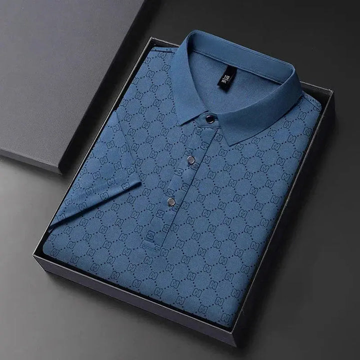 Camicia polo blu da uomo in confezione regalo, design elegante con motivo geometrico, perfetta per abbigliamento casual e formale.