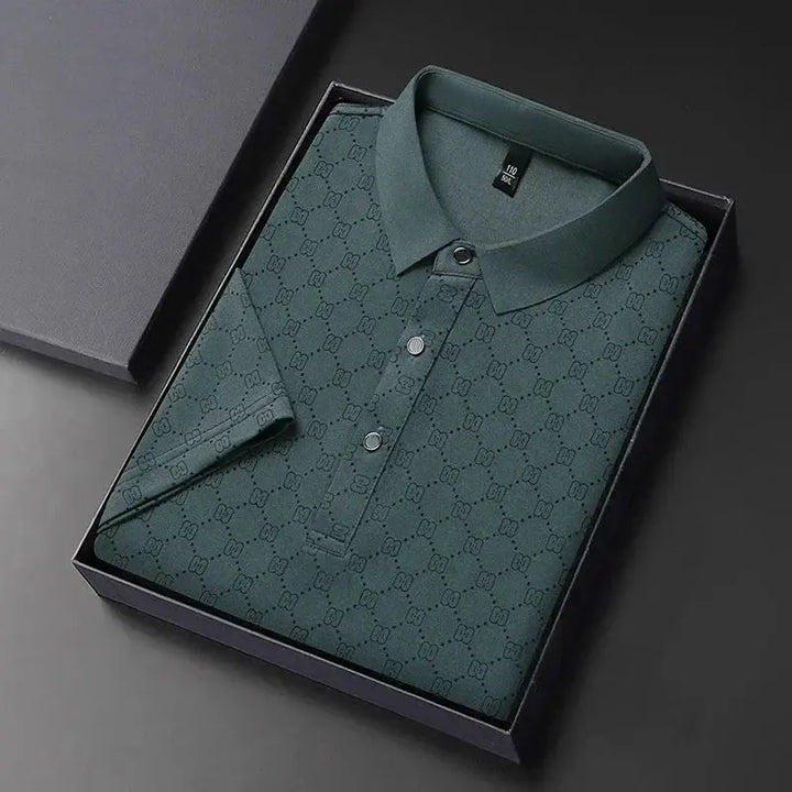 Camicia polo verde scuro elegante in confezione regalo, design a motivo geometrico, perfetta per moda uomo, abbigliamento casual di lusso.