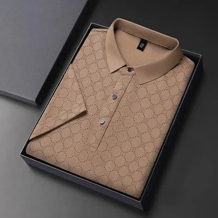 Camicia polo marrone elegante con motivo geometrico, confezionata in scatola regalo. Ideale per moda uomo, abbigliamento casual di lusso.