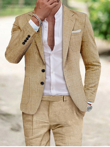 Abito uomo elegante beige, giacca e pantaloni coordinati, camicia bianca, stile formale, moda maschile, abbigliamento da cerimonia.